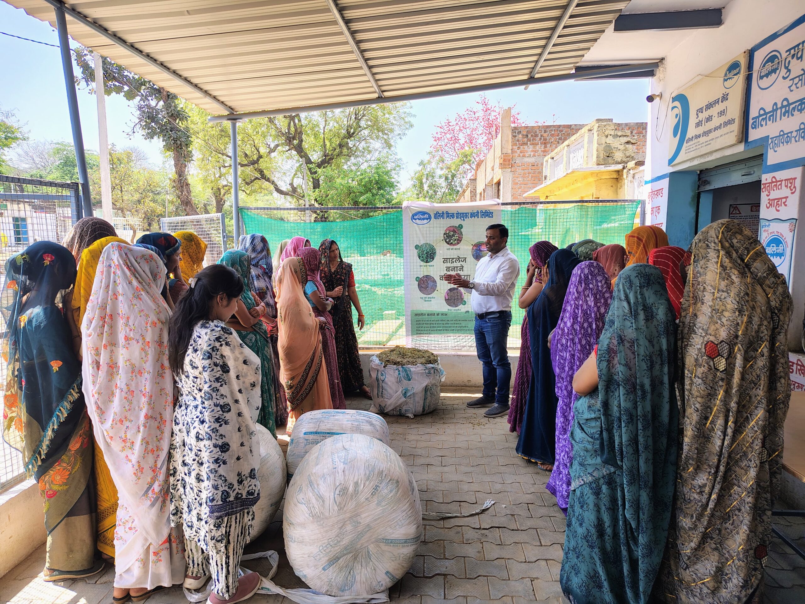 Today we have conducted Silage demonstration training at MPP-Rasoi ( attached MPP- simrawari, Manpur, rasina and babina) (4)